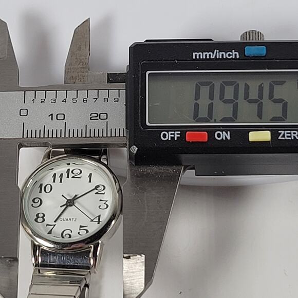 Women’s Stretch Band Watch Large Numbers Silver Tone Quartz - Picture 3 of 11